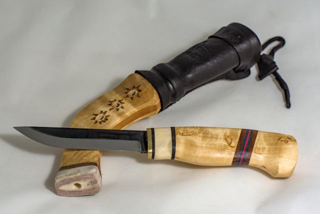 Knife with wooden handle and sheath made from wood and leather
